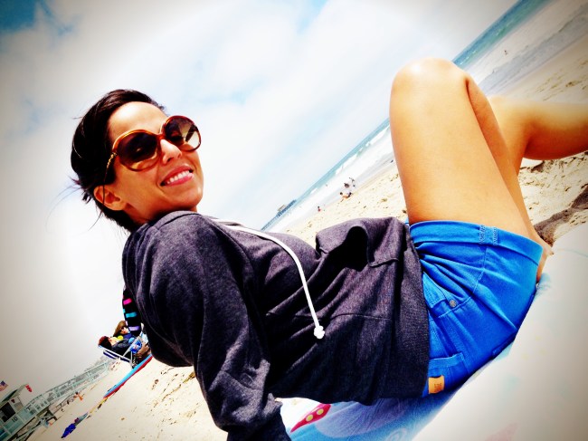 eat write walk blogger nina mufleh hanging out at the beach in santa monica, california.