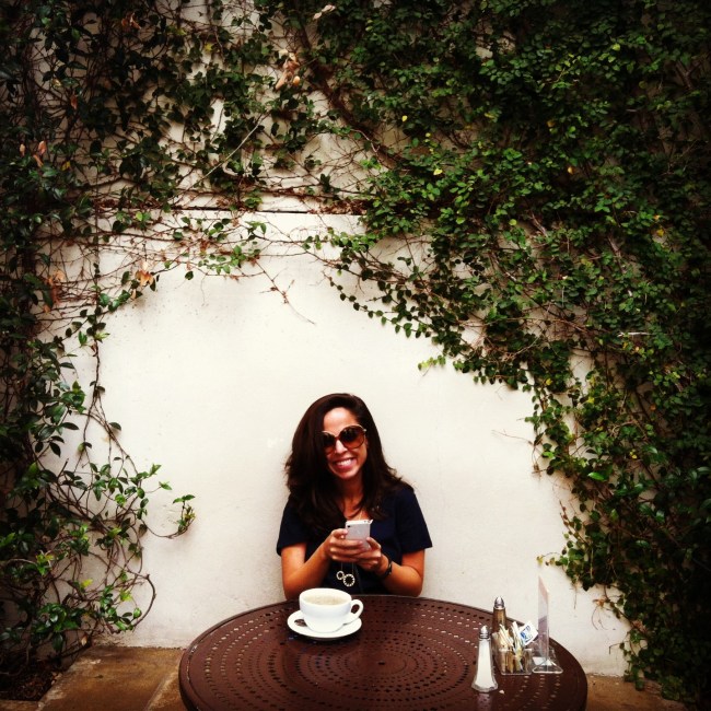 eat write walk blogger nina mufleh at urth cafe in los angeles.